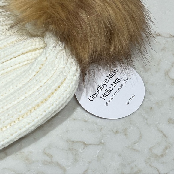 NWT MRS White Beanie With Detachable Pom-Pom - Picture 5 of 7